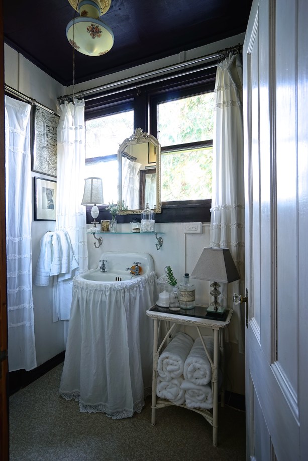 Jamison Cottage upstairs bathroom