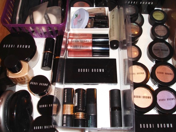 Get Rid of 100 Things ~ Get rid of unused make-up and keep only what you use.