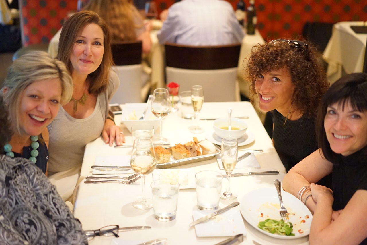 Cute-IRN-Decorating-Frieinds